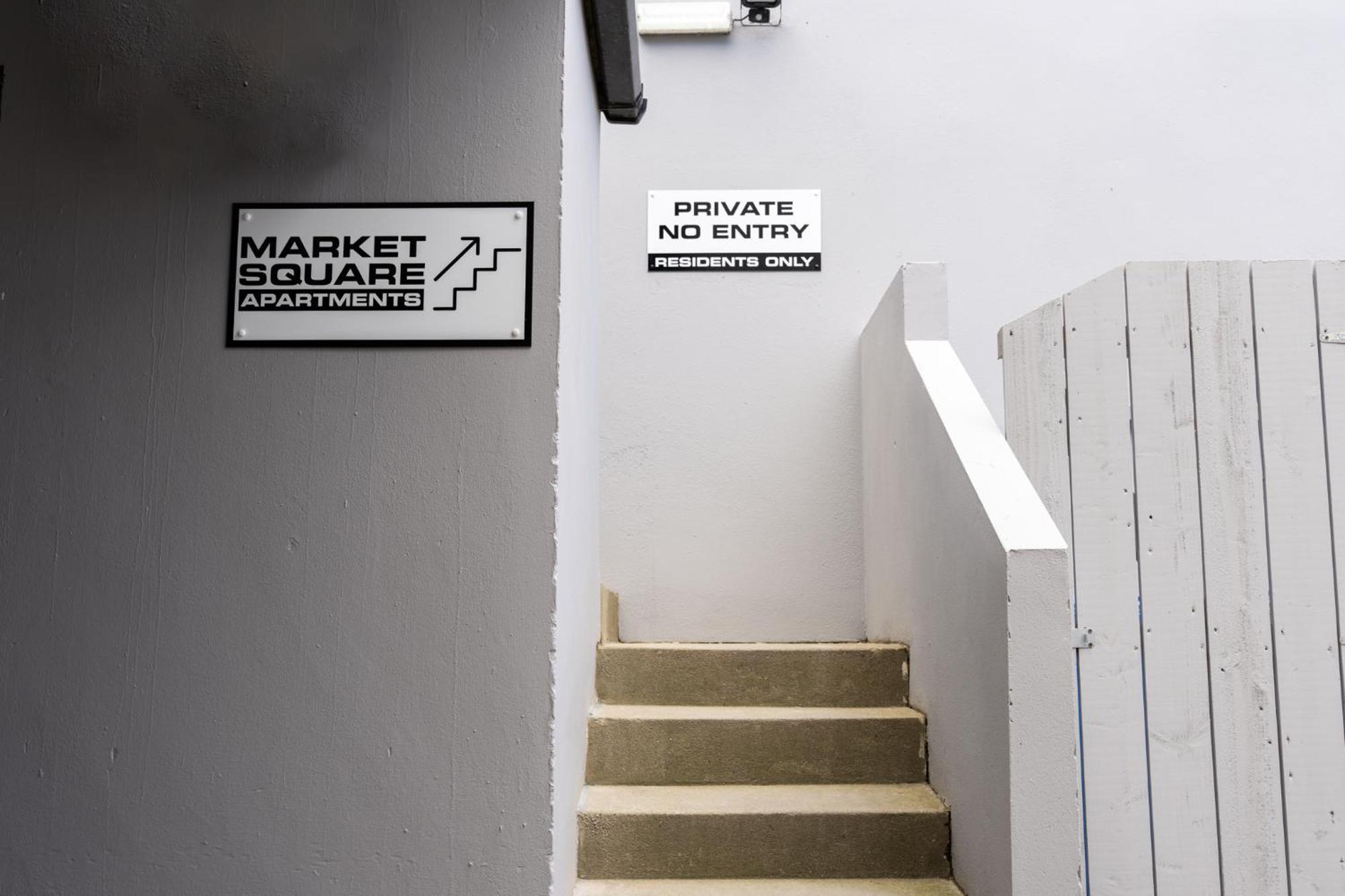 Market Square Apartments 布什米尔斯 外观 照片